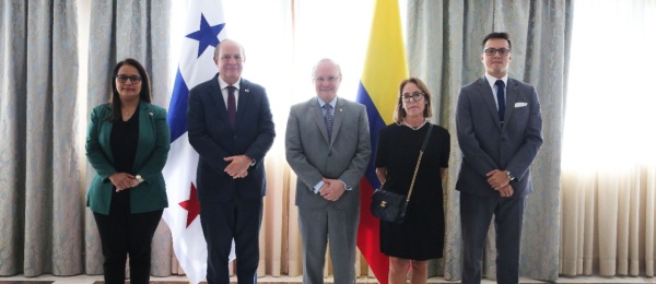 El Embajador de Colombia en Panamá presentó copia de sus cartas credenciales ante la Cancillería