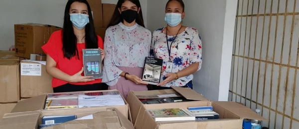 La Embajada de Colombia coordinó la entrega de una donación de libros para las personas privadas de libertad en la República de Panamá